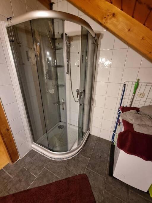 Gemuetliche Dachgeschosswohnung Ерфурт Екстериор снимка